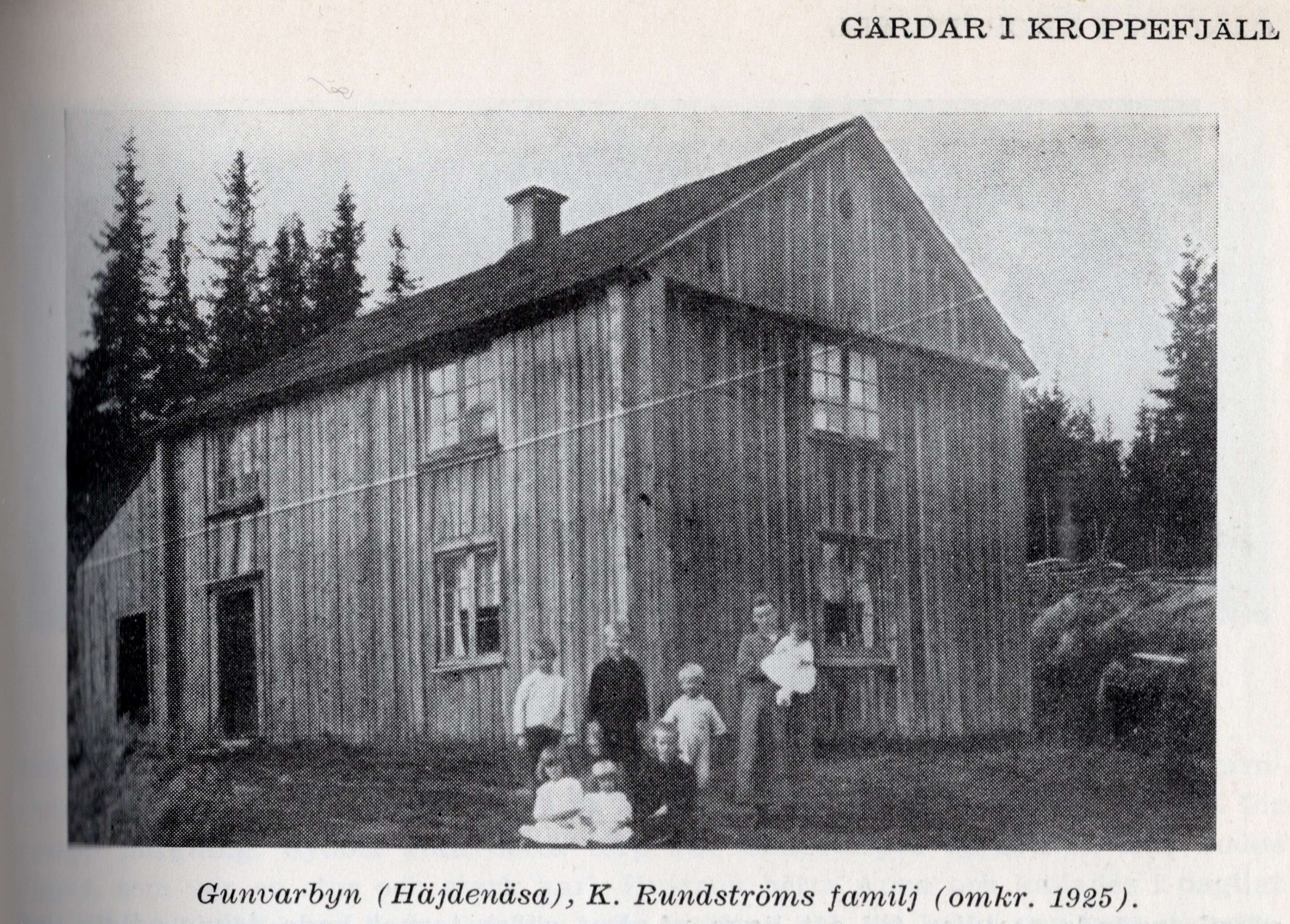 Rundströms familj utanför torpet Häjdenäsa